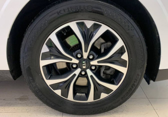 Подержанный автомобиль Kia Carnival 2021 года (15 фото)