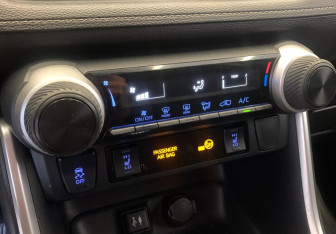 Подержанный автомобиль Toyota RAV4 2020 года (18 фото)