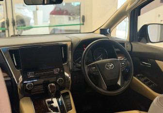 Подержанный автомобиль Toyota Alphard 2018 года (11 фото)