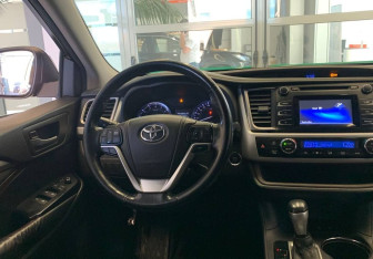Подержанный автомобиль Toyota Highlander 2014 года (13 фото)