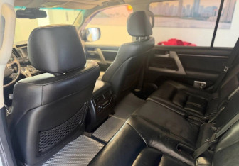 Подержанный автомобиль Toyota Land Cruiser Suv 2011 года (28 фото)