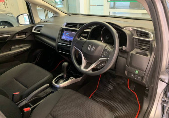 Подержанный автомобиль Honda Fit 2018 года (13 фото)