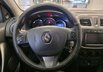 Подержанный автомобиль Renault Sandero 2014 года (13 фото)