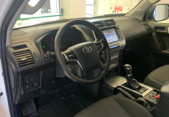 Подержанный автомобиль Toyota Land Cruiser Prado 2018 года (14 фото)