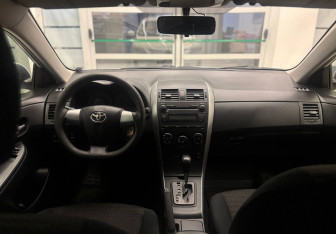 Подержанный автомобиль Toyota Corolla Sedan 2010 года (11 фото)