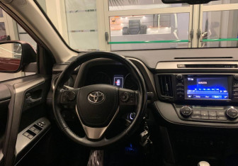Подержанный автомобиль Toyota RAV4 2017 года (9 фото)