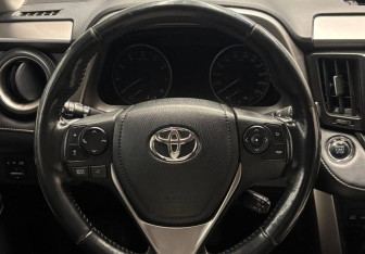 Подержанный автомобиль Toyota RAV4 2019 года (13 фото)