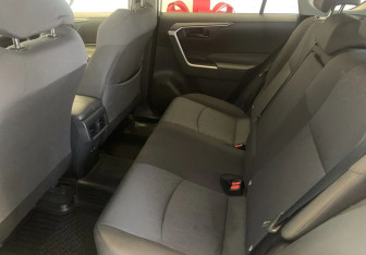 Подержанный автомобиль Toyota RAV4 2020 года (10 фото)