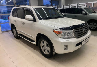 Подержанный автомобиль Toyota Land Cruiser Suv 2013 года (3 фото)