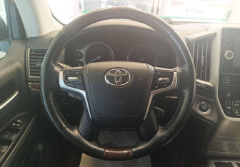 Подержанный автомобиль Toyota Land Cruiser Suv 2015 года (8 фото)