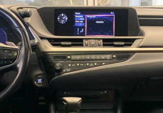 Подержанный автомобиль Lexus ES 2018 года (12 фото)
