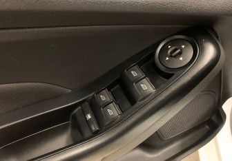 Подержанный автомобиль Ford Fiesta Sedan 2016 года (17 фото)