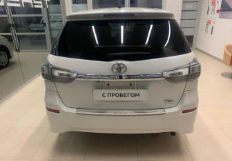 Подержанный автомобиль Toyota Wish Minivan 2015 года (5 фото)