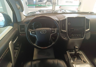 Подержанный автомобиль Toyota Land Cruiser Suv 2015 года (17 фото)