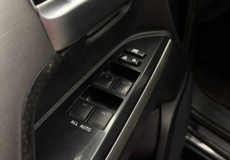 Подержанный автомобиль Toyota Land Cruiser Suv 2015 года (16 фото)