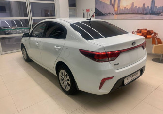 Подержанный автомобиль Kia Rio Sedan 2018 года (6 фото)
