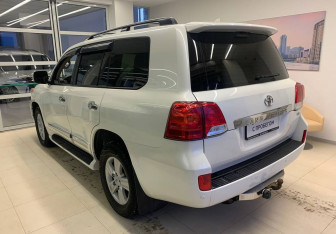 Подержанный автомобиль Toyota Land Cruiser Suv 2013 года (6 фото)
