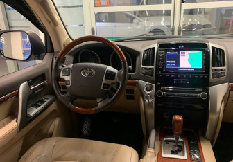 Подержанный автомобиль Toyota Land Cruiser Suv 2013 года (9 фото)