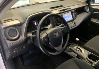 Подержанный автомобиль Toyota RAV4 2018 года (14 фото)