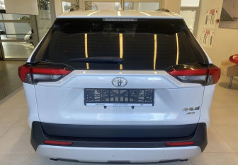 Подержанный автомобиль Toyota RAV4 2023 года (5 фото)