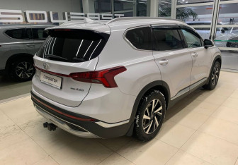 Подержанный автомобиль Hyundai Santa Fe 2022 года (4 фото)