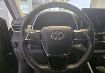 Подержанный автомобиль Toyota Highlander 2023 года (16 фото)