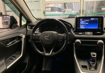 Подержанный автомобиль Toyota RAV4 2020 года (9 фото)