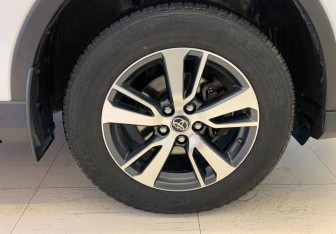 Подержанный автомобиль Toyota RAV4 2018 года (15 фото)