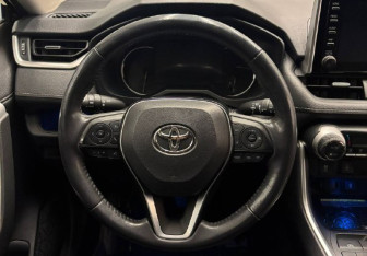 Подержанный автомобиль Toyota RAV4 2021 года (17 фото)