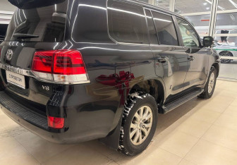 Подержанный автомобиль Toyota Land Cruiser Suv 2015 года (4 фото)