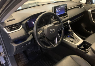 Подержанный автомобиль Toyota RAV4 2021 года (14 фото)