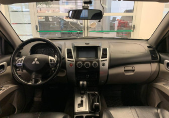 Подержанный автомобиль Mitsubishi Pajero Sport 2012 года (12 фото)