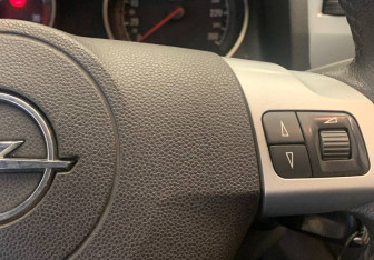 Подержанный автомобиль Opel Zafira Compactvan 2012 года (18 фото)