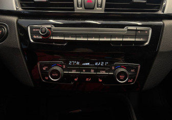 Подержанный автомобиль BMW X1 2015 года (13 фото)