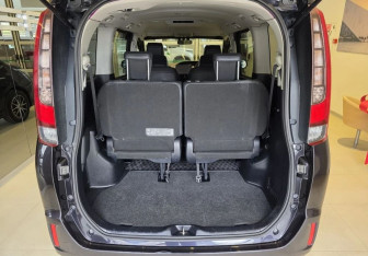 Подержанный автомобиль Toyota Voxy Minivan 2015 года (7 фото)
