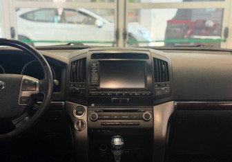 Подержанный автомобиль Toyota Land Cruiser Suv 2011 года (13 фото)