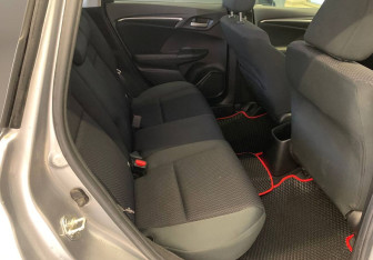 Подержанный автомобиль Honda Fit 2018 года (9 фото)