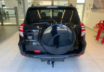 Подержанный автомобиль Toyota RAV4 2011 года (5 фото)