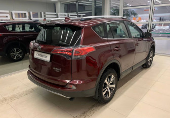 Подержанный автомобиль Toyota RAV4 2017 года (4 фото)