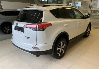 Подержанный автомобиль Toyota RAV4 2018 года (4 фото)