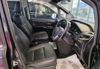 Подержанный автомобиль Toyota Voxy Minivan 2015 года (13 фото)
