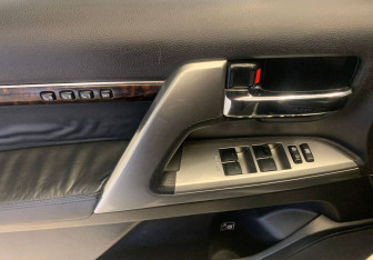 Подержанный автомобиль Toyota Land Cruiser Suv 2014 года (22 фото)