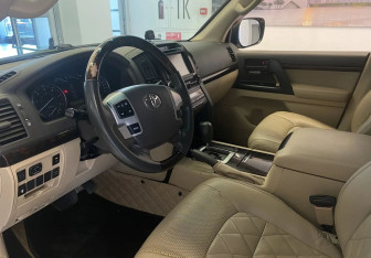 Подержанный автомобиль Toyota Land Cruiser Suv 2012 года (12 фото)
