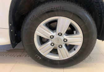 Подержанный автомобиль Toyota Land Cruiser Suv 2014 года (15 фото)