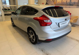 Подержанный автомобиль Ford Focus Hatchback 2013 года (6 фото)