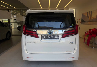 Подержанный автомобиль Toyota Alphard 2018 года (5 фото)