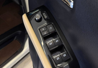 Подержанный автомобиль Toyota Alphard 2018 года (23 фото)