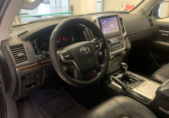 Подержанный автомобиль Toyota Land Cruiser Suv 2015 года (13 фото)