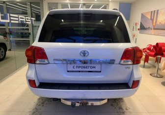 Подержанный автомобиль Toyota Land Cruiser Suv 2013 года (5 фото)
