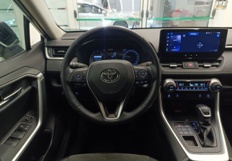 Подержанный автомобиль Toyota RAV4 2023 года (9 фото)